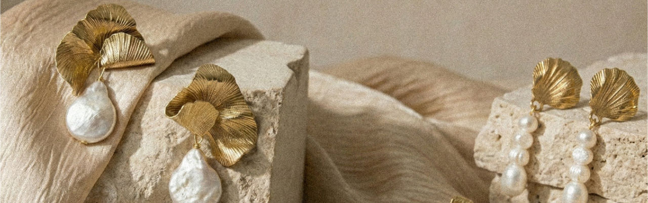 Perły barokowe Nelrosa na surowym lnie &mdash; still life editorial